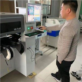 Numerisk styring opfanger og placerer elektronik